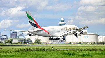 Landende Emirates Airbus A380 passagiersvliegtuig. van Jaap van den Berg