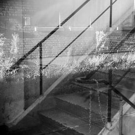 Reflet dans le verre d'une ancienne cage d'escalier sur Zaankanteropavontuur