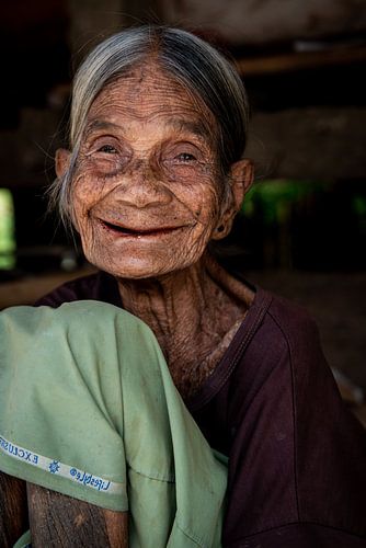 Portret oud vrouwtje in Indonesië