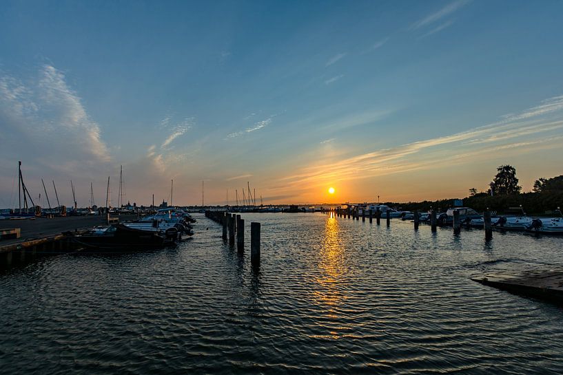 Sonnenuntergang am Hafen Altefähr, Insel Rügen von GH Foto & Artdesign