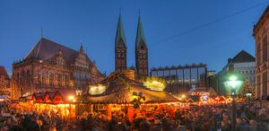 Altes Rathaus mit Dom St. Petri und Weihnachtsmarkt am Marktplatz bei Abendd�mmerung, Bremen, Deutsc