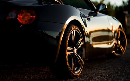 les reflets du coucher de soleil sur ma voiture