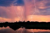 Drievoudige bliksem aan de Linge bij zonsondergang van Gerben Tiemens thumbnail