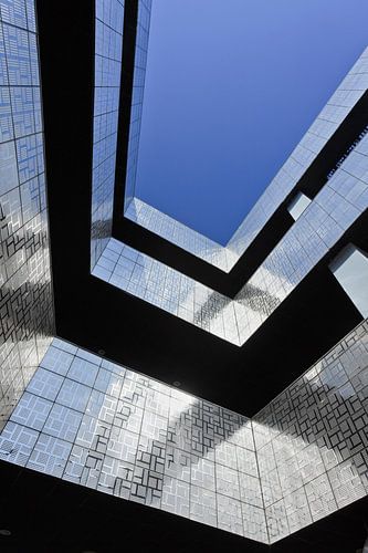 Une architecture frappante avec des tuiles brillantes et un ciel bleu