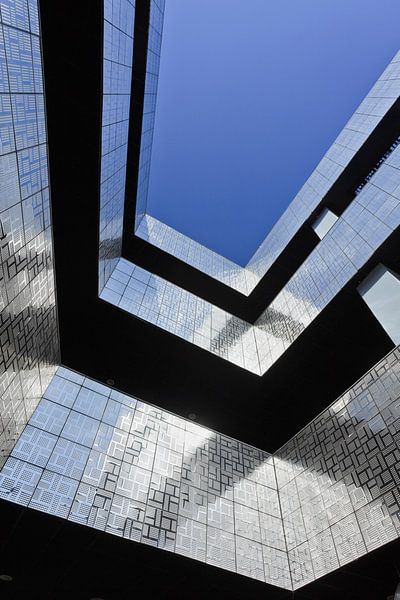 Une architecture frappante avec des tuiles brillantes et un ciel bleu par Tony Vingerhoets
