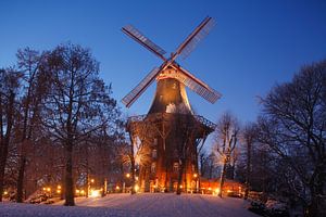 Herdentorswallmühle dans les remparts avec de la neige au crépuscule, Brême, Allemagne, Europe