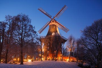 Herdentorswallmühle in den Wallanlagen mit Schnee  bei Abenddämmerung, Bremen, Deutschland, Europa