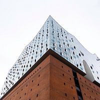 Uitzicht naar boven op een hoek van de Elbphilharmonie