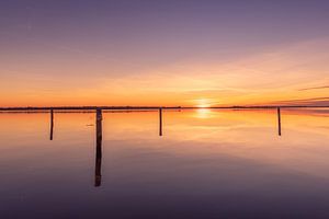 Sonnenuntergang an den Pfählen im Wasser am Surfstrand Belterwijde