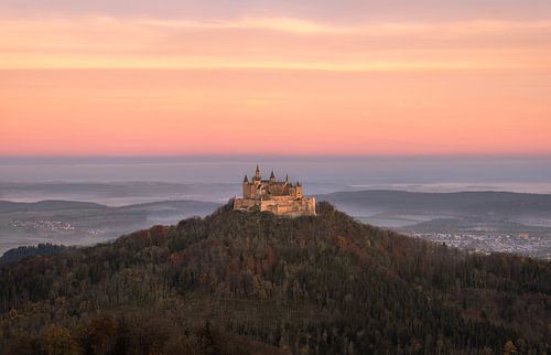 Een panoramisch beeld van kasteel Hohenzollern bij Hechingen in Zuid Duitsland bij een mooie zonsopkomst