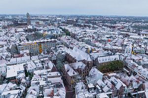 Das Stadtzentrum von Zwolle an einem kalten Wintermorgen von der