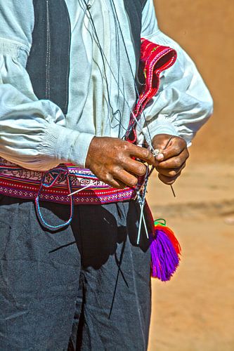 Un homme qui tricote au Pérou