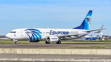 EgyptAir Boeing 737-800 taxiet richting de startbaan. van Jaap van den Berg