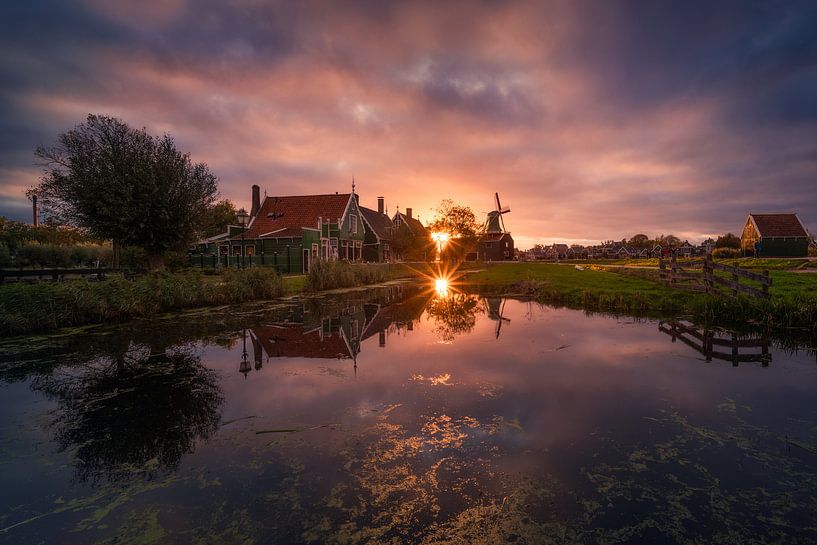 Zaanse Schans Reflecties met Zonsondergang van Albert Dros