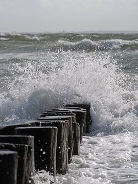 Welle plätschert auf Wellenbrecher in Zeeland (Burgh - Haamstede) von Marjolijn van den Berg
