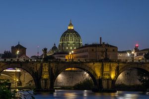 Rome - Vue nocturne de la basilique Saint-Pierre par-dessus le Tibre