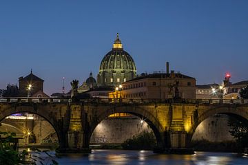 Rome - Uitzicht over de Tiber naar de Sint-Pietersbasiliek bij nacht