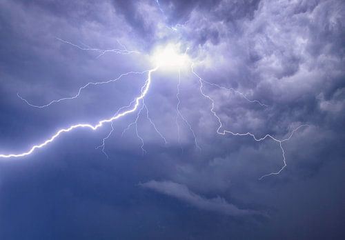 Bliksem in de nachtelijke lucht tijdens zwaar onweer