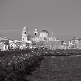Sommerabend an der Kathedrale von Cádiz - Skyline - monochrom von Silva Wischeropp