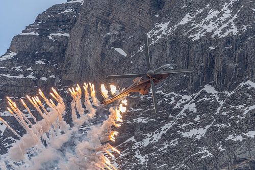 Des fusées éclairantes ! Un hélicoptère AS 532 UL Cougar des Forces aériennes suisses tire de nombre