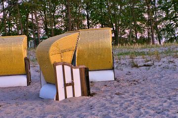 Strandstoel op het strand van de Baltische Zee. Kustvakantie aan zee van Martin Köbsch