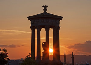 Dugald-Stewart-Denkmal bei Sonnenuntergang, Calton Hill, Edinburgh, Schottland