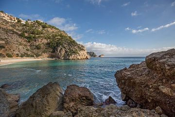Spanische Küste mit Felsen und Surfen