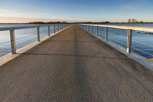 Langer Pfeiler oder Fußgängerbrücke im niederländischen Polder