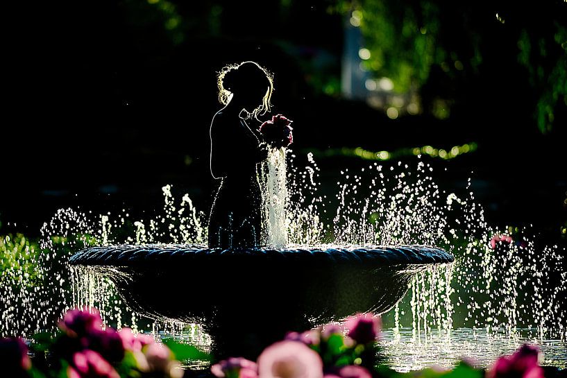 Frau am Springbrunnen mit Blumen von Art & Soul Creations