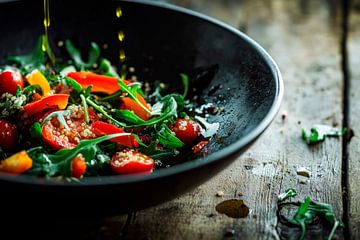 Frisse salade met kleurrijke groenten - natuurlijk van Poster Art Shop