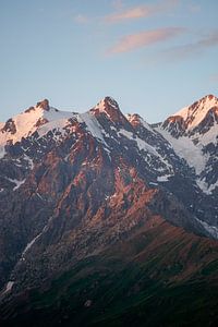 Sonnenuntergang über Mestia in Georgien