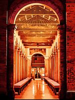 Bakstenen boog met zuilen in het historische centrum van Rimini bij nacht