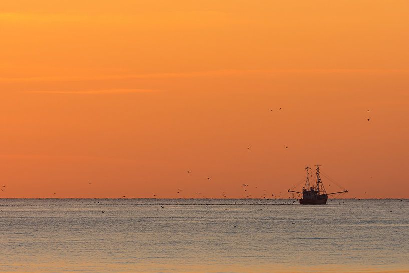 Cotre de pêche au coucher du soleil sur la mer du Nord pendant l'heure dorée par Marco de Jong