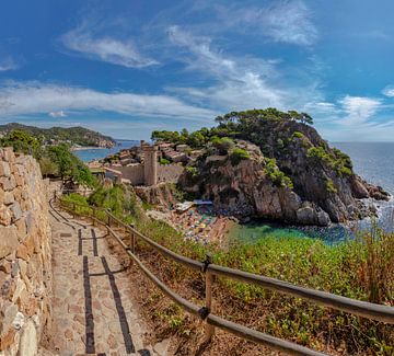 Camí de Ronda met zicht op de oude stadsmuur en Cap de Tossa, Tossa de Mar, van Rene van der Meer