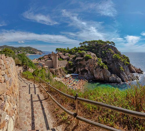 Camí de Ronda met zicht op de oude stadsmuur en Cap de Tossa, Tossa de Mar,