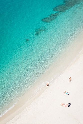 Sommerliche Ruhe an einer türkisfarbenen Küste