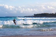 Surfer on the waves van Thijs Struijlaart thumbnail