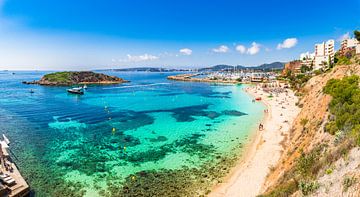 Strand von Puerto Portals Nous auf der Insel Mallorca, Spanien Mittelmeer von Alex Winter