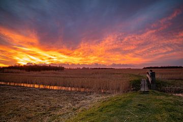 Sky on fire boven Noord-Holland (3) van Bram Lubbers
