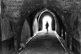 Silhouette einer Frau im Hofkeller. Wout Kok One2expose von Wout Kok