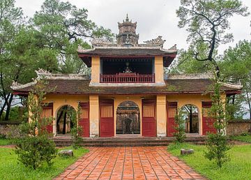 Huế: Pagoda of the Celestial Lady van Maarten Verhees