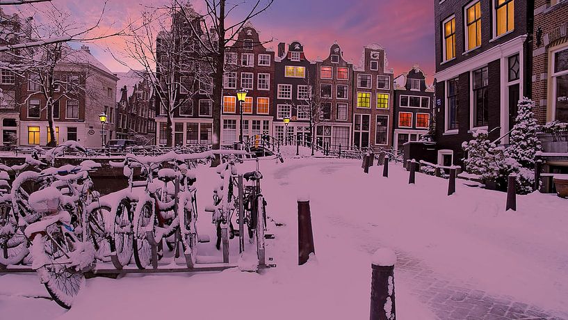 Besneeuwd Amsterdam in Nederland bij zonsondergang van Eye on You