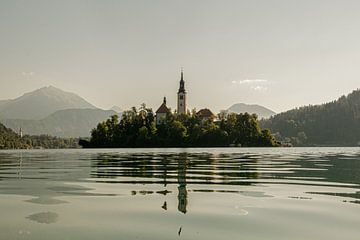 De Maria Hemelvaartkerk aan het mystieke Lake Bled van Yvonne Gardner