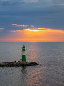 Mole an der Ostseeküste in Warnemünde am Abend