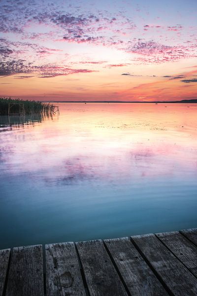 Prachtige zonsondergang vanaf de vissteiger aan het Balatonmeer in Fenyves van Daniel Pahmeier