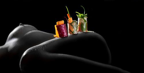 esthetische vrouwelijke vorm met sushi