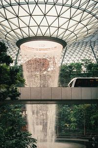 Nature moderne : cascade à l'aéroport Jewel Changi