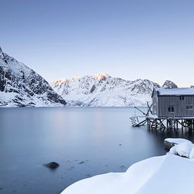 Vissershuisje aan een Noors meer van Charlotte Jalvingh