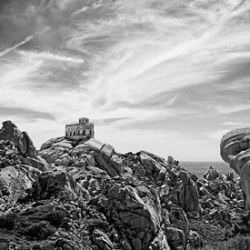 Vieux phare sur la côte rocheuse - exécuté en noir et blanc sur Tony Buijse