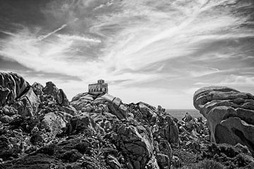 Vieux phare sur la côte rocheuse - exécuté en noir et blanc